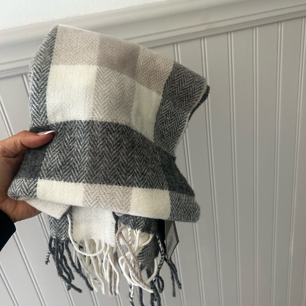 ⭐️ NEW Foxford 100% Lambs Wool Gray and Cream Neutral Checkered Scarf - Picture 5 of 6